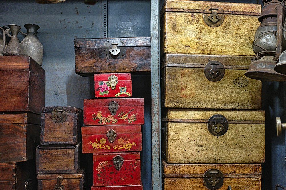Cajas y muebles de madera apilados