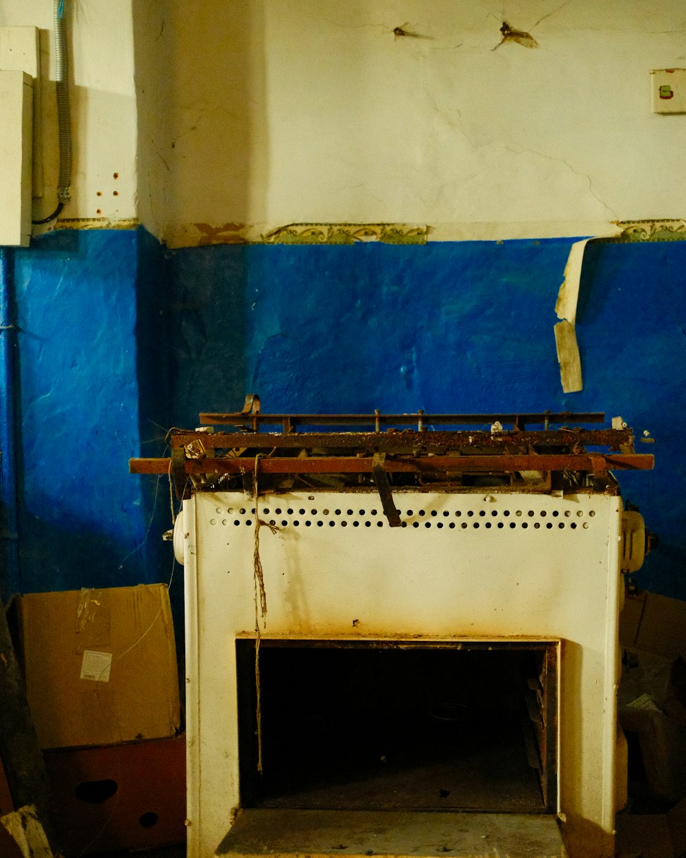 Horno viejo en una cocina vacía