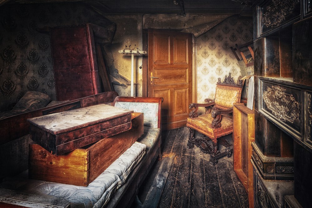 Pieza con cama y muebles antiguos