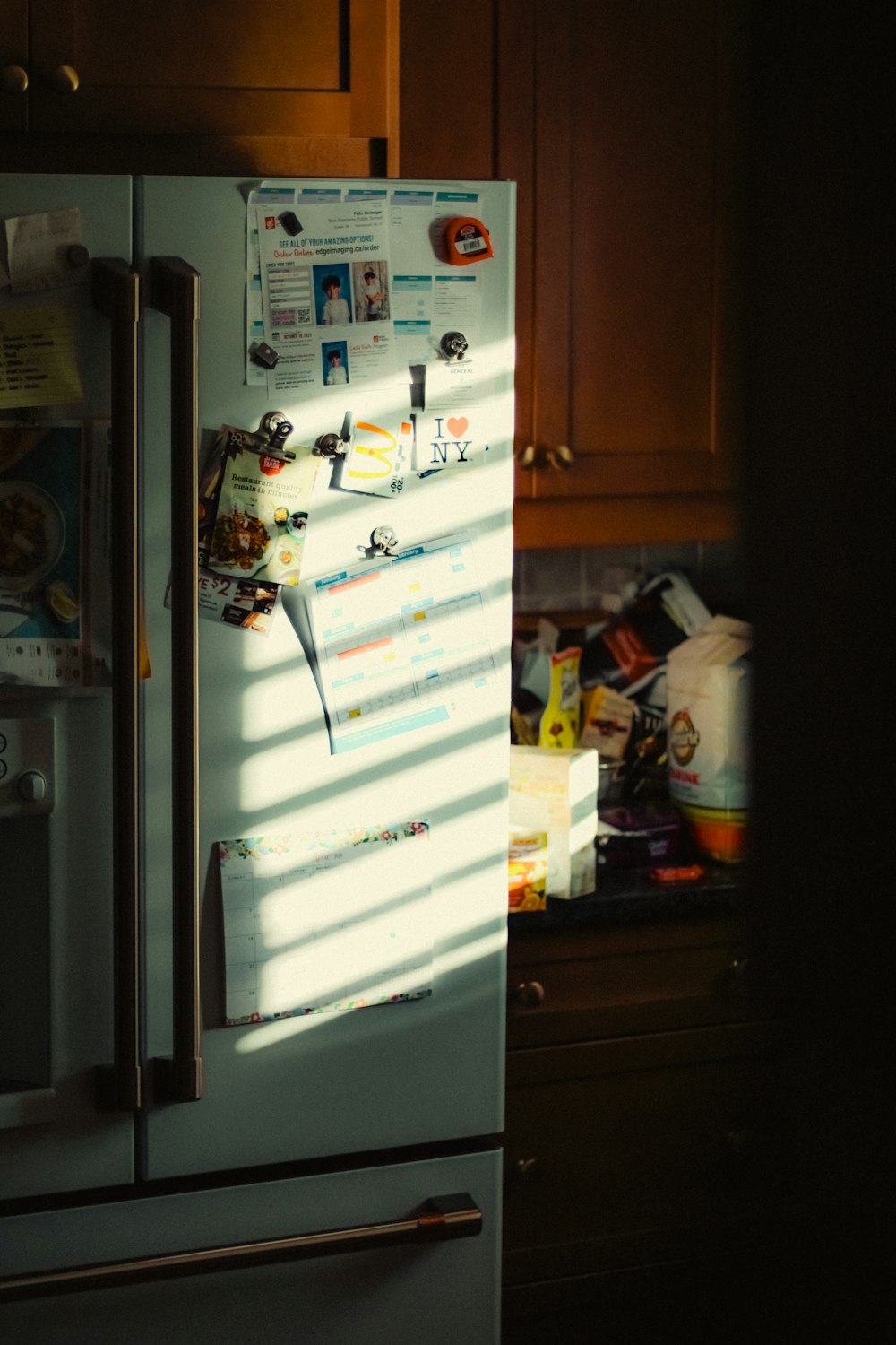 Refrigerador con imanes en una cocina