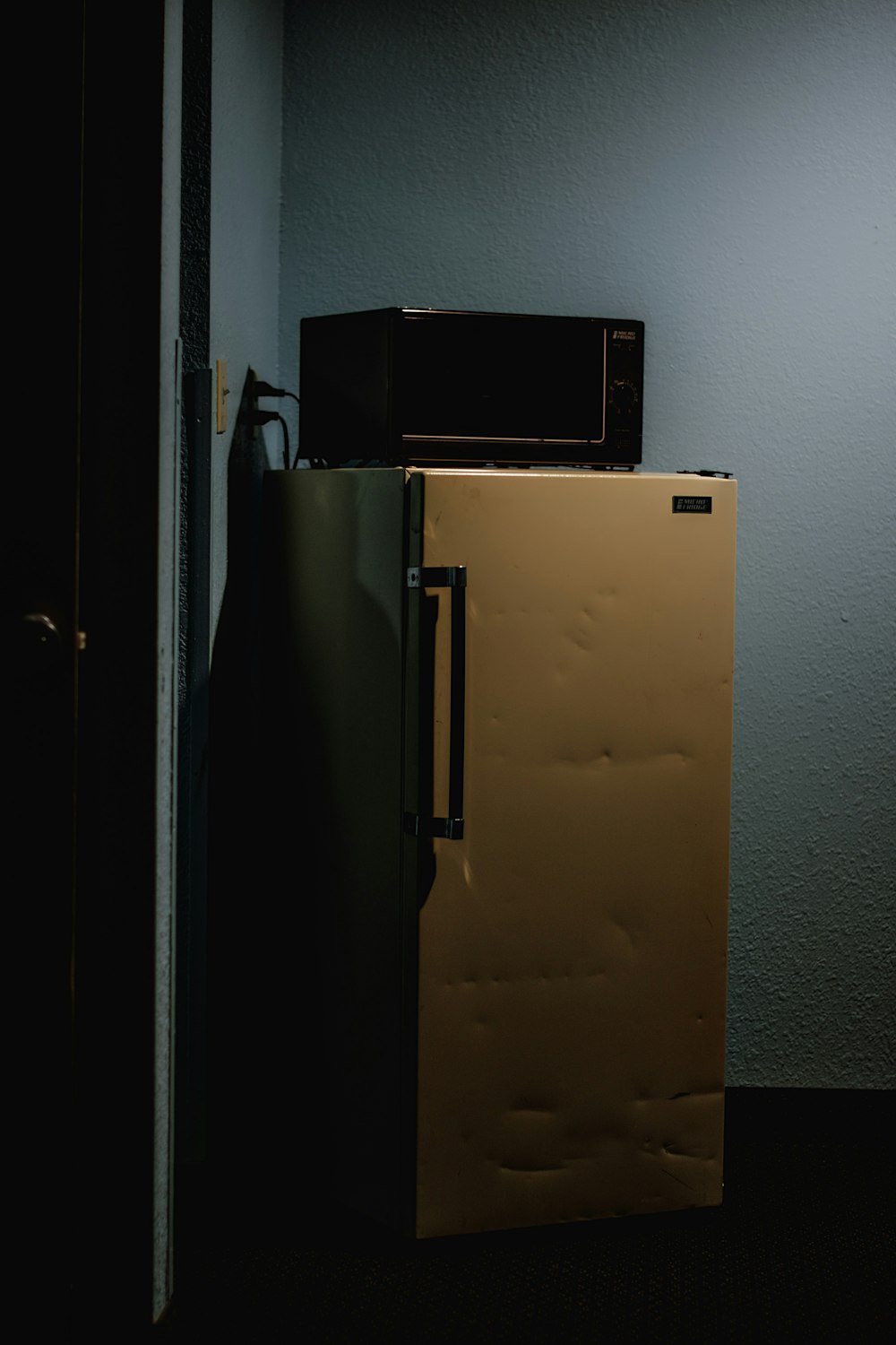 Refrigerador con microondas encima para retirar