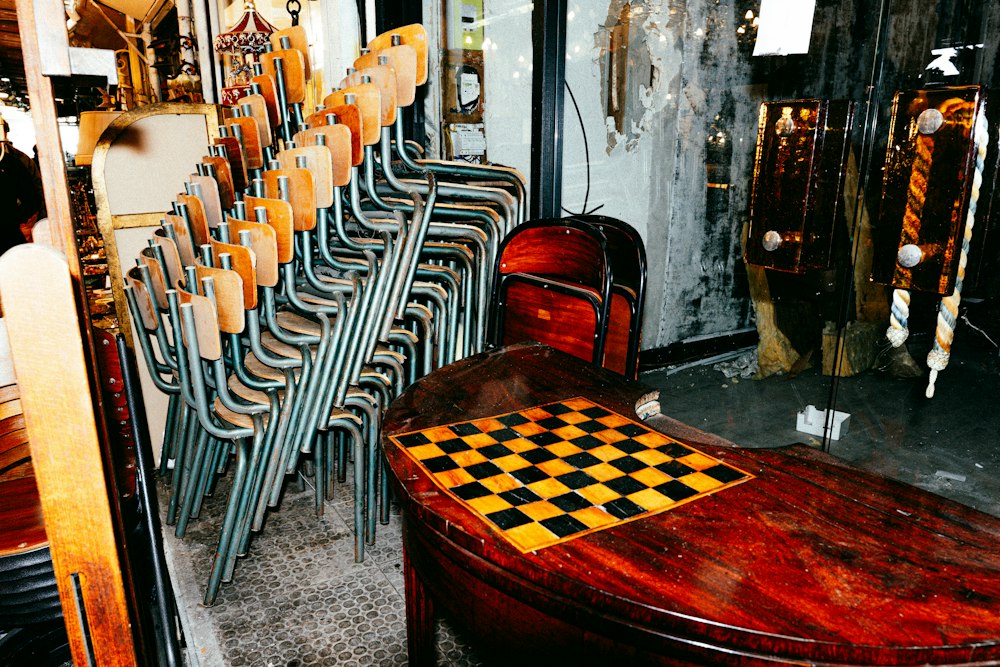 Muebles apilados para el retiro