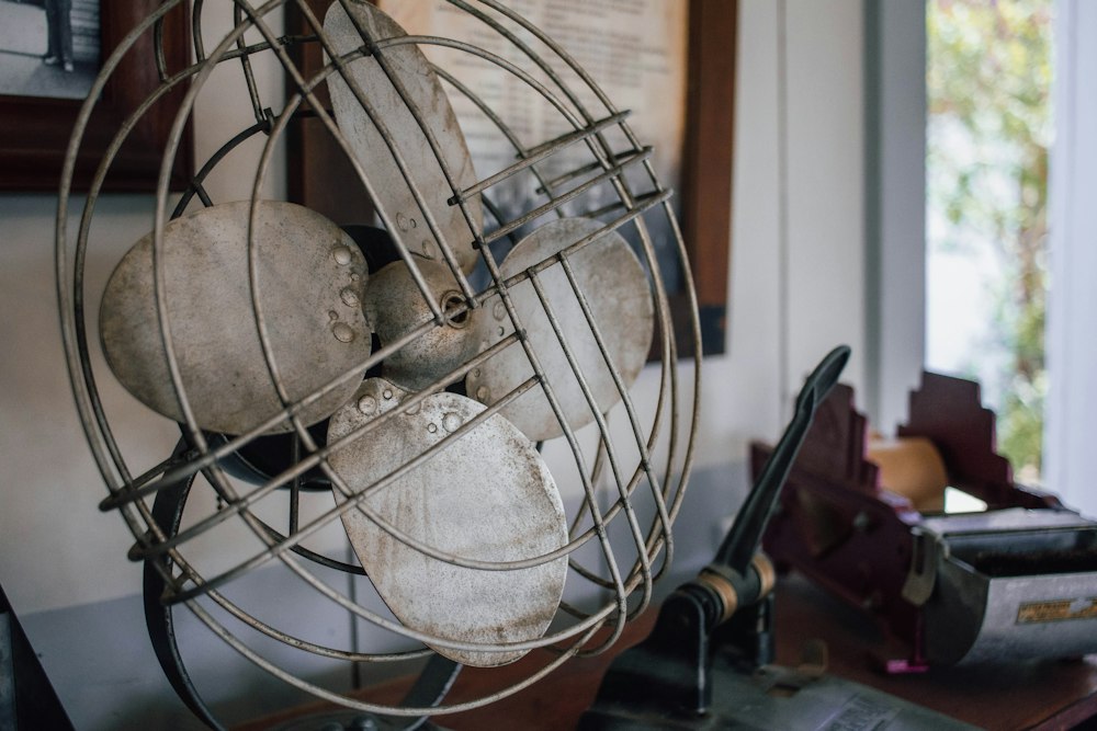 Ventilador antiguo sobre una mesa